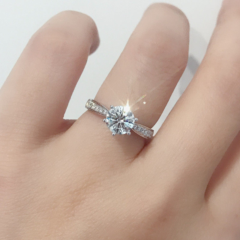 周大福戒指铂金pt950钻戒六爪微镶轻奢求婚订婚有色金属