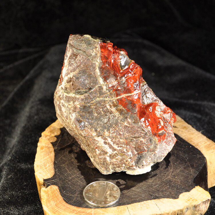 辽宁朝阳天然北票战国红缟玛瑙鸡血血红毛料摆件