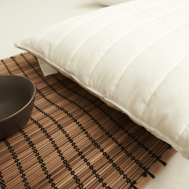 无印日式聚氨酯泡沫反弹绗缝枕头回弹记忆忆棉枕头