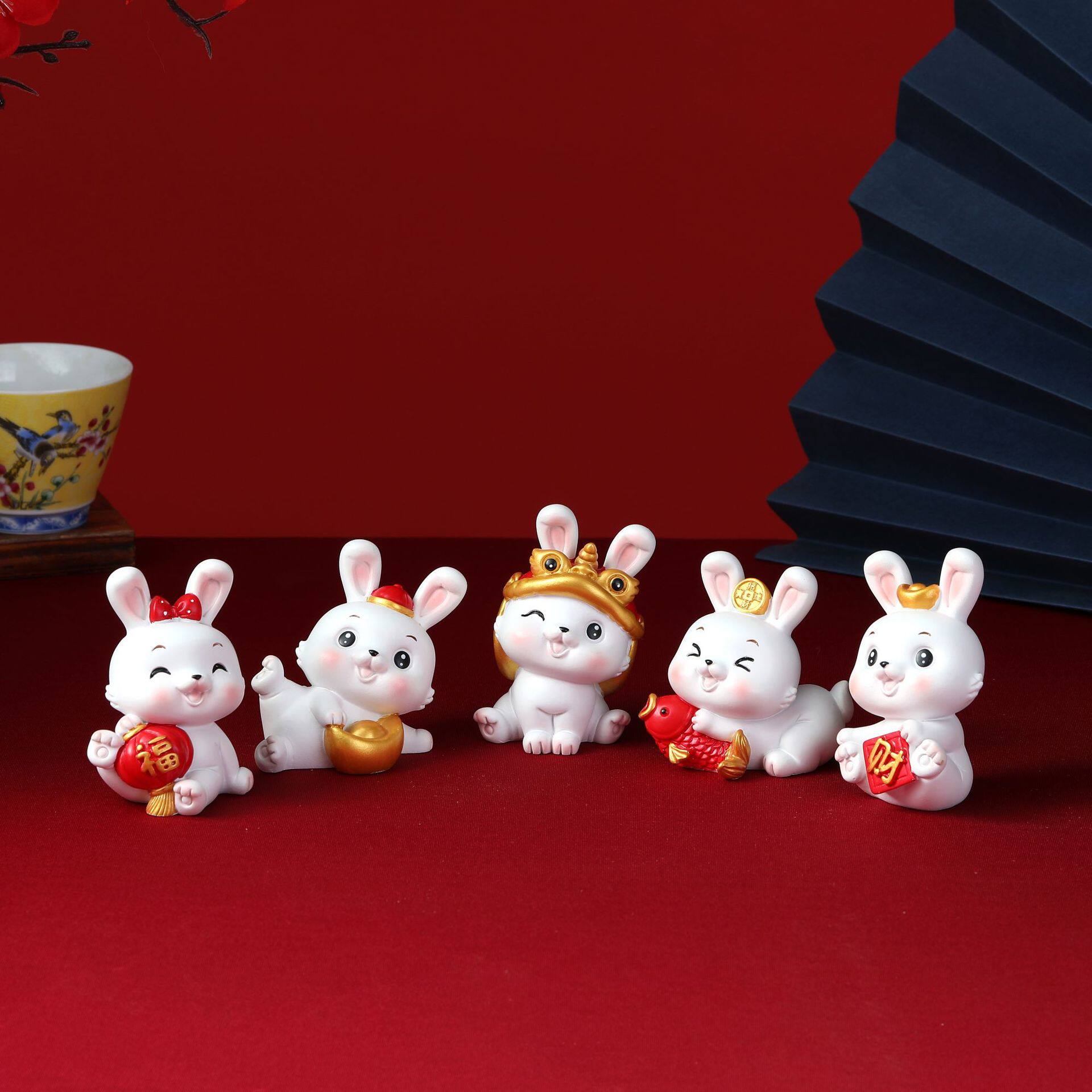 国潮可爱招财兔摆件办公室桌面卡通公仔车载饰品装饰摆件