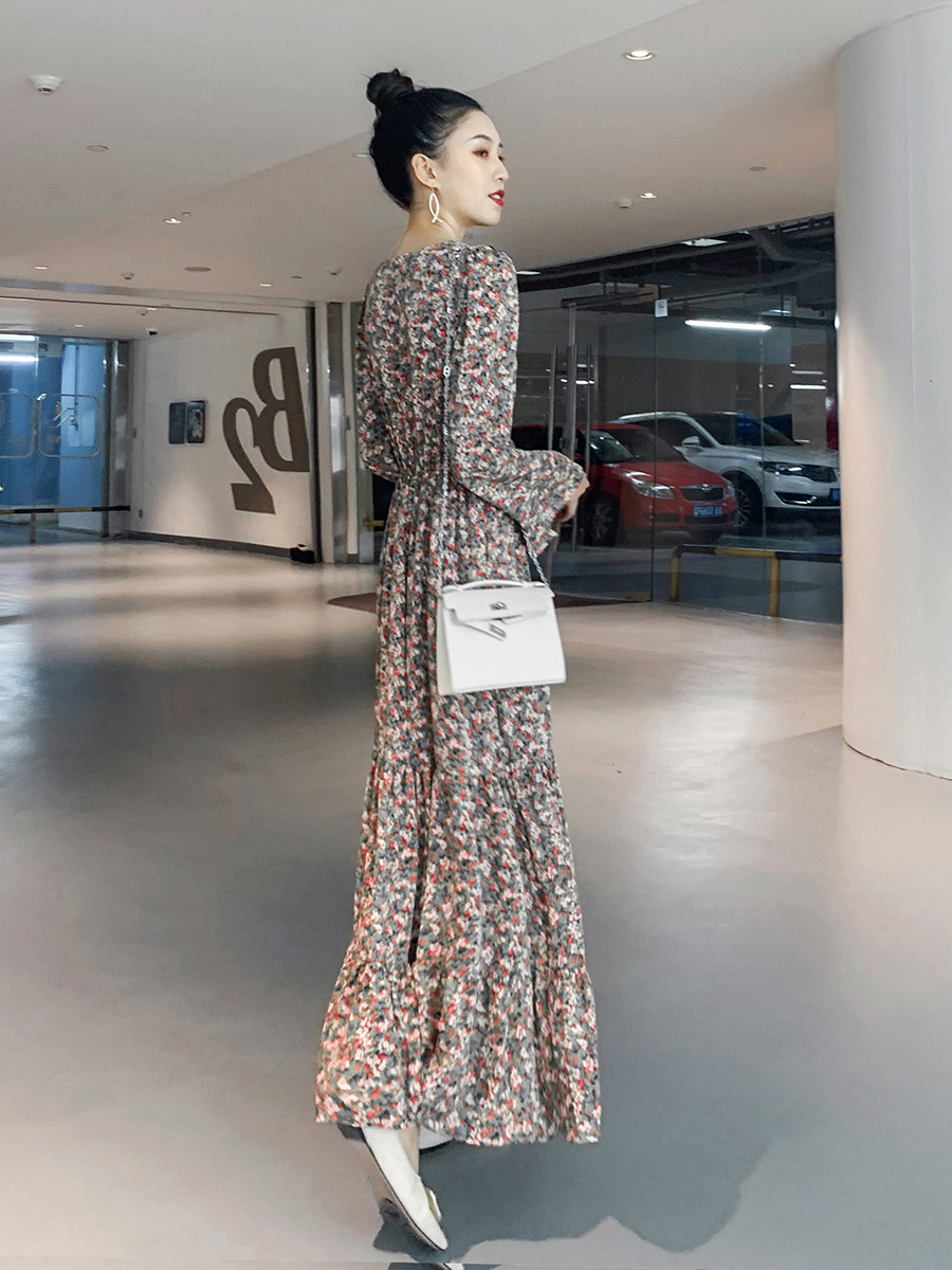 2022年新款V领碎花连衣裙春装茶歇式长款秋装及踝长裙子打底仙女