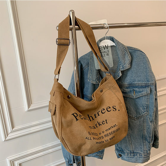 Large -capacity canvas bag messenger bag Han Guozhong Lazy Hong Kong style retro commute bag 2022 new letters big bag Large -capacity canvas bag messenger bag Han Guozhong Lazy Hong Kong style retro commute bag 2022 new letters big bag