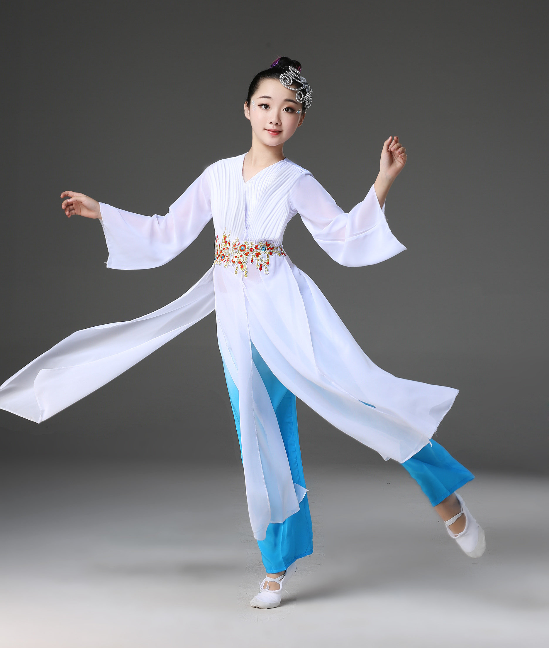 儿童古典演出服中国国风女童飘逸少儿表演秧歌儿童演出服