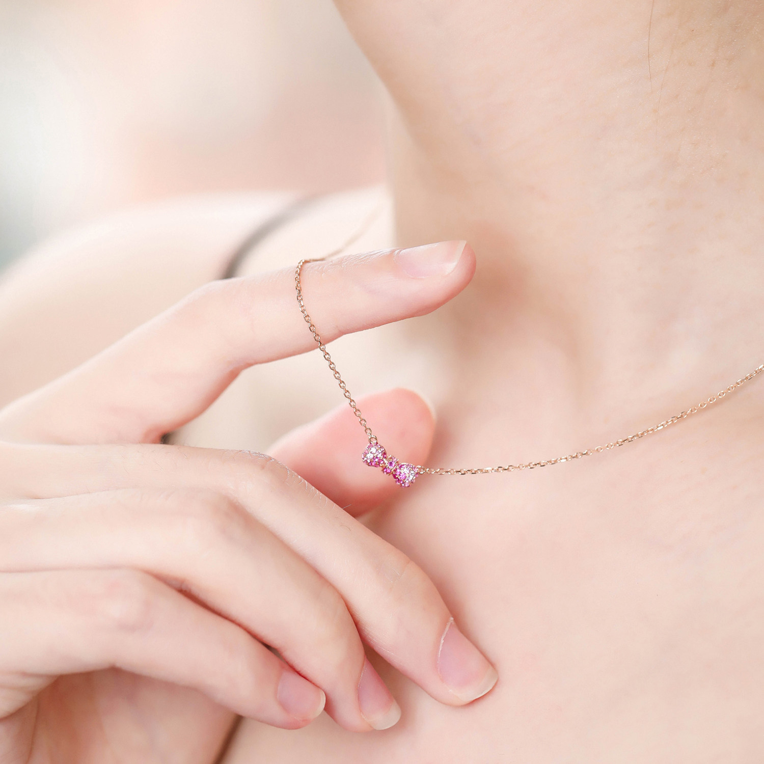 宝石矿工18k玫瑰蝴蝶结项链粉色蓝宝石吊坠彩金颈饰