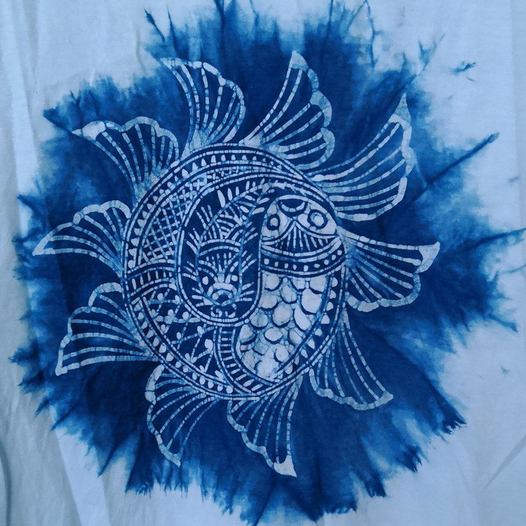 靛蓝制作手工制手工鱼纹图案蜡染蓝靛蓝染植物t恤