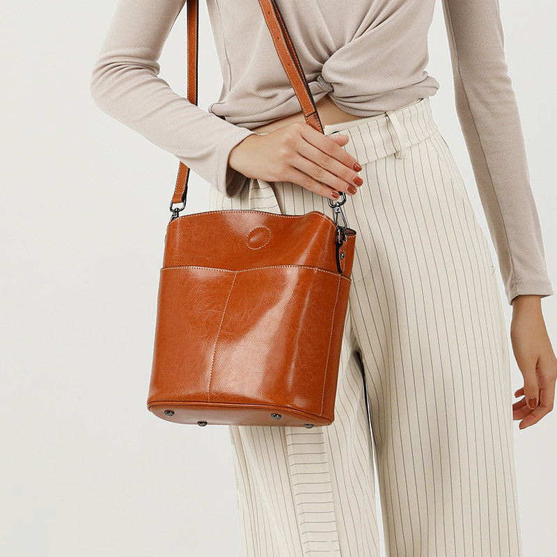 kimo包单肩牛皮斜挎单肩水桶包包女大容量百搭春夏水桶包