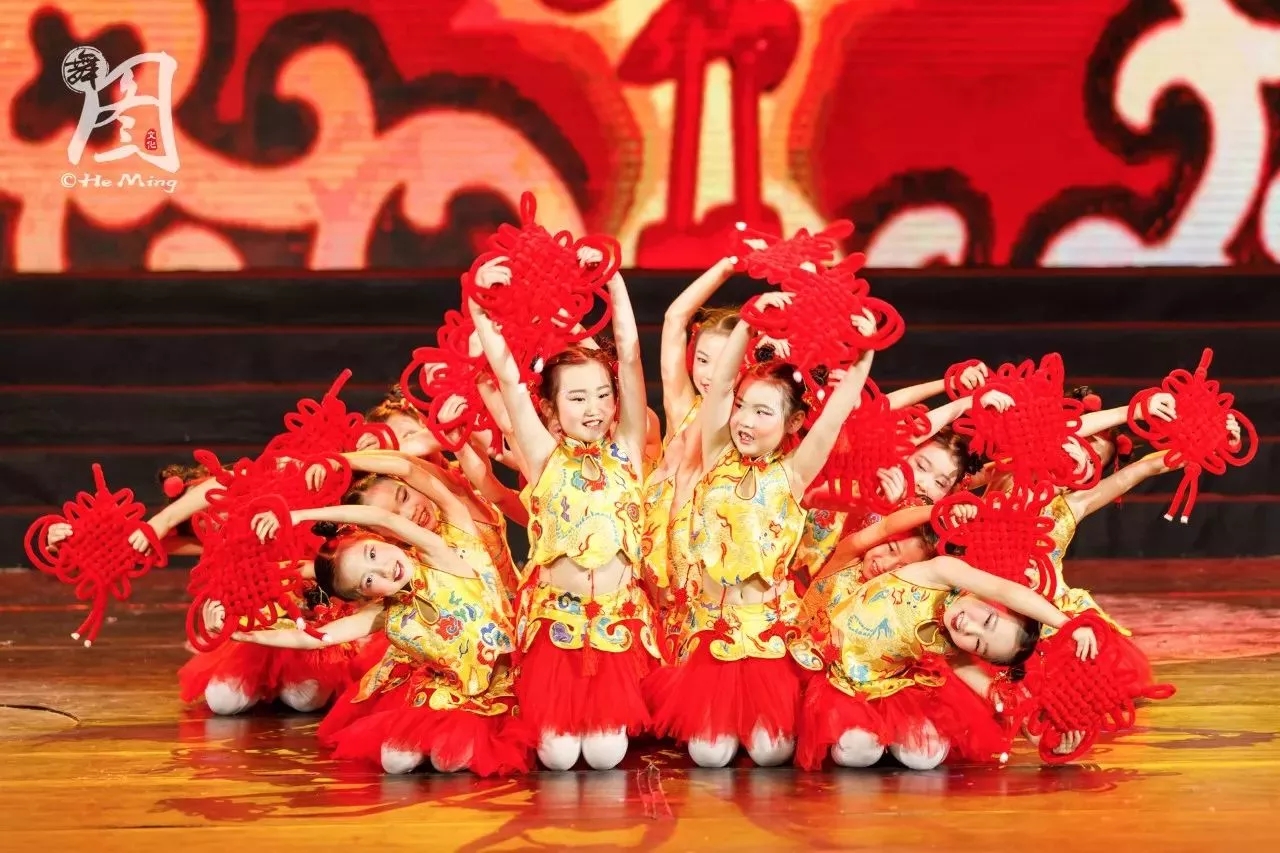 元旦开门红喜庆儿童演出服红红红的中国结舞蹈服中儿童演出服