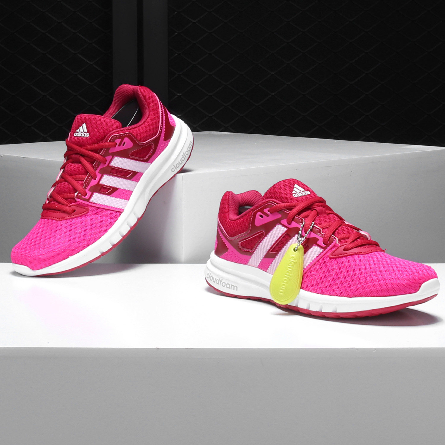 adidas阿迪达斯正品秋季新款女子低帮休闲运动跑步aq2200跑步鞋