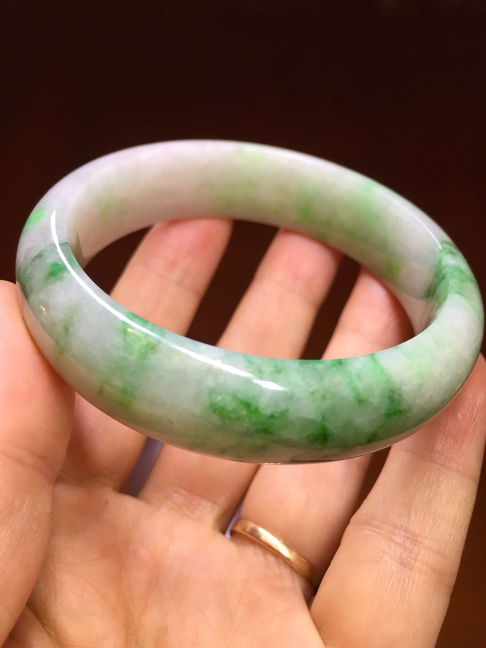 天然翡翠手镯糯化底飘绿花大半翠绿55圈口手镯