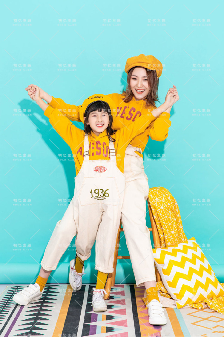 2022展会新款影楼亲子主题服装三口人二宝黄色民族服装