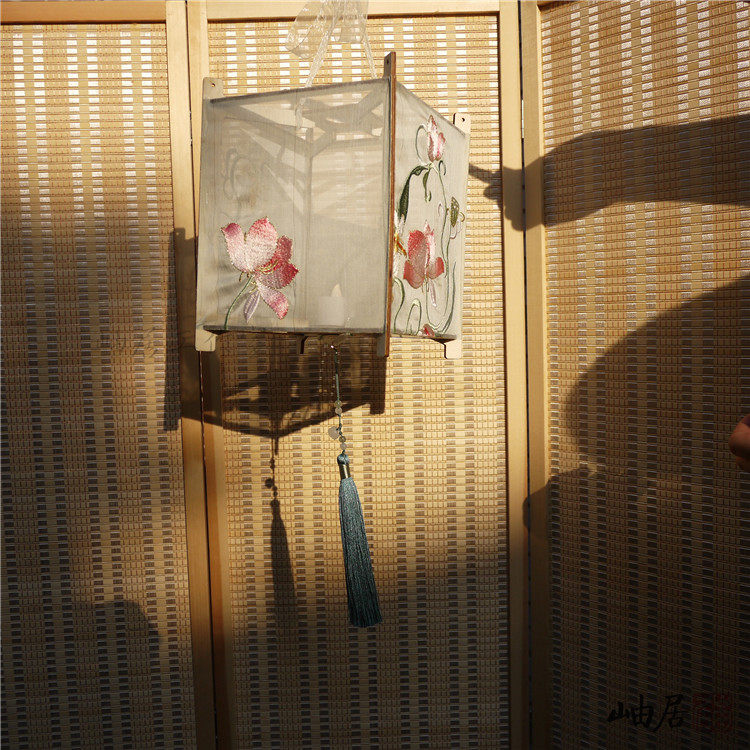 岫居小荷四面绣花方形古风宫灯荷花手提花灯灯笼