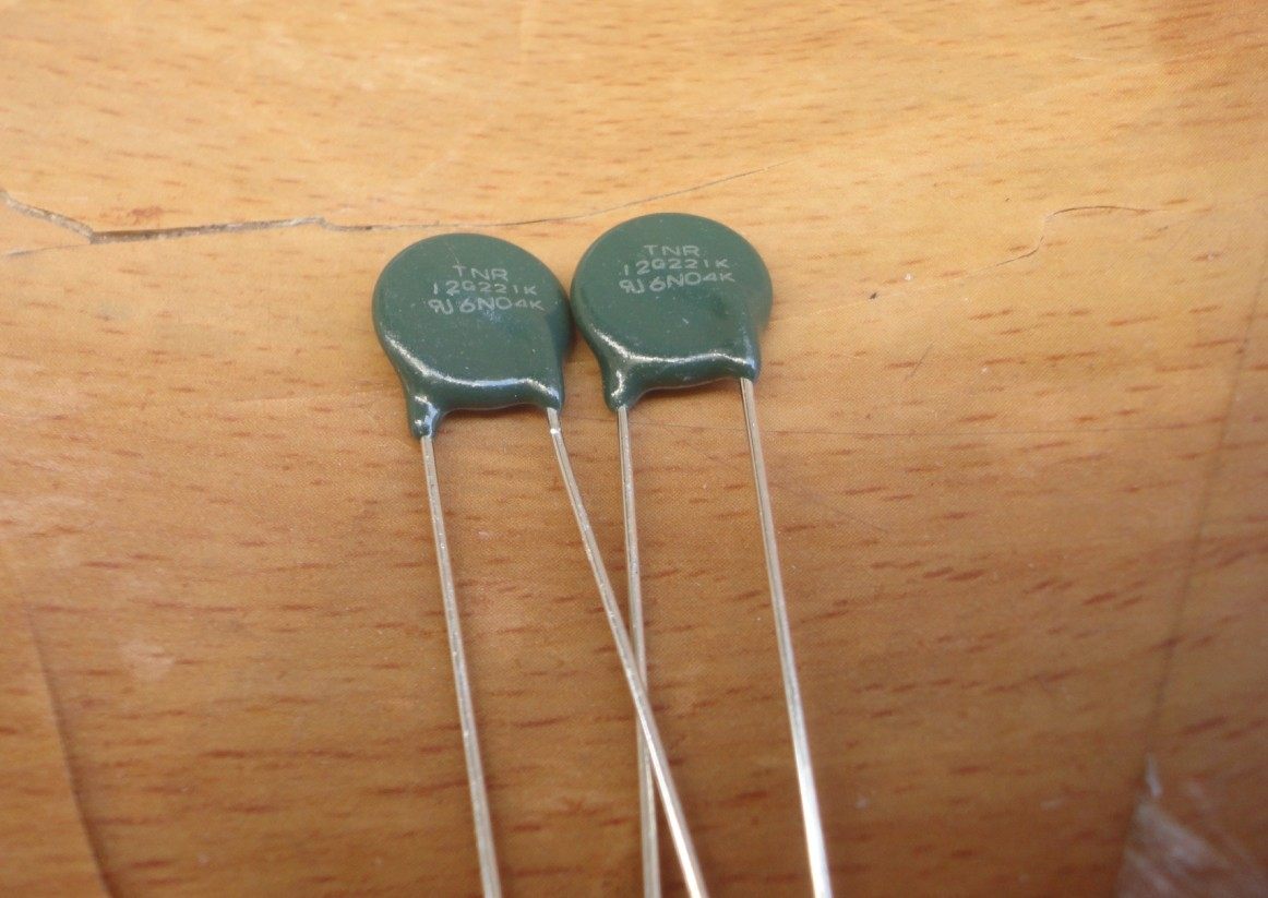 tnr日本黑金刚压敏电阻12g221ktvr1222112d221k220v12m电容器
