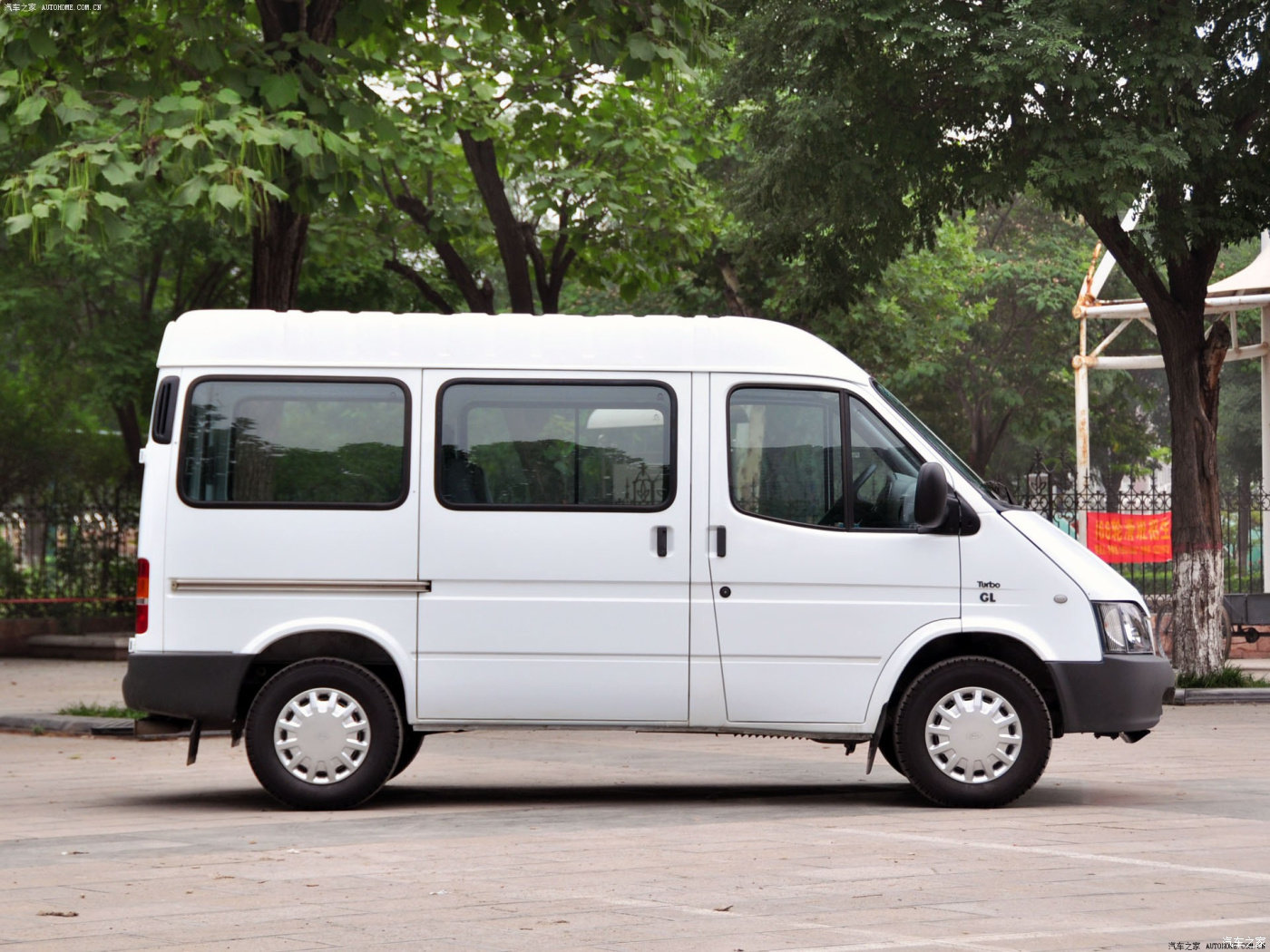 福特全顺太阳膜依维柯汽车车窗自贴玻璃贴膜隔热玻璃防爆隔热膜