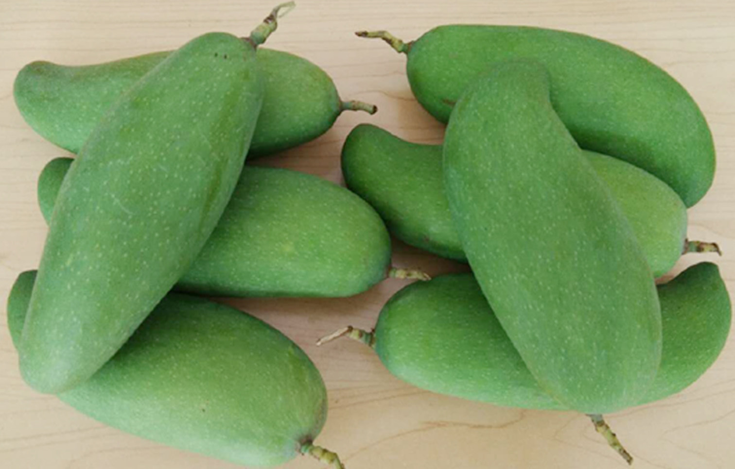 云南酸脆芒果酸酸的芒果沾盐巴吃味道比较独特258