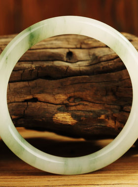 新疆玉手镯天然天山翡翠色飘花镯子