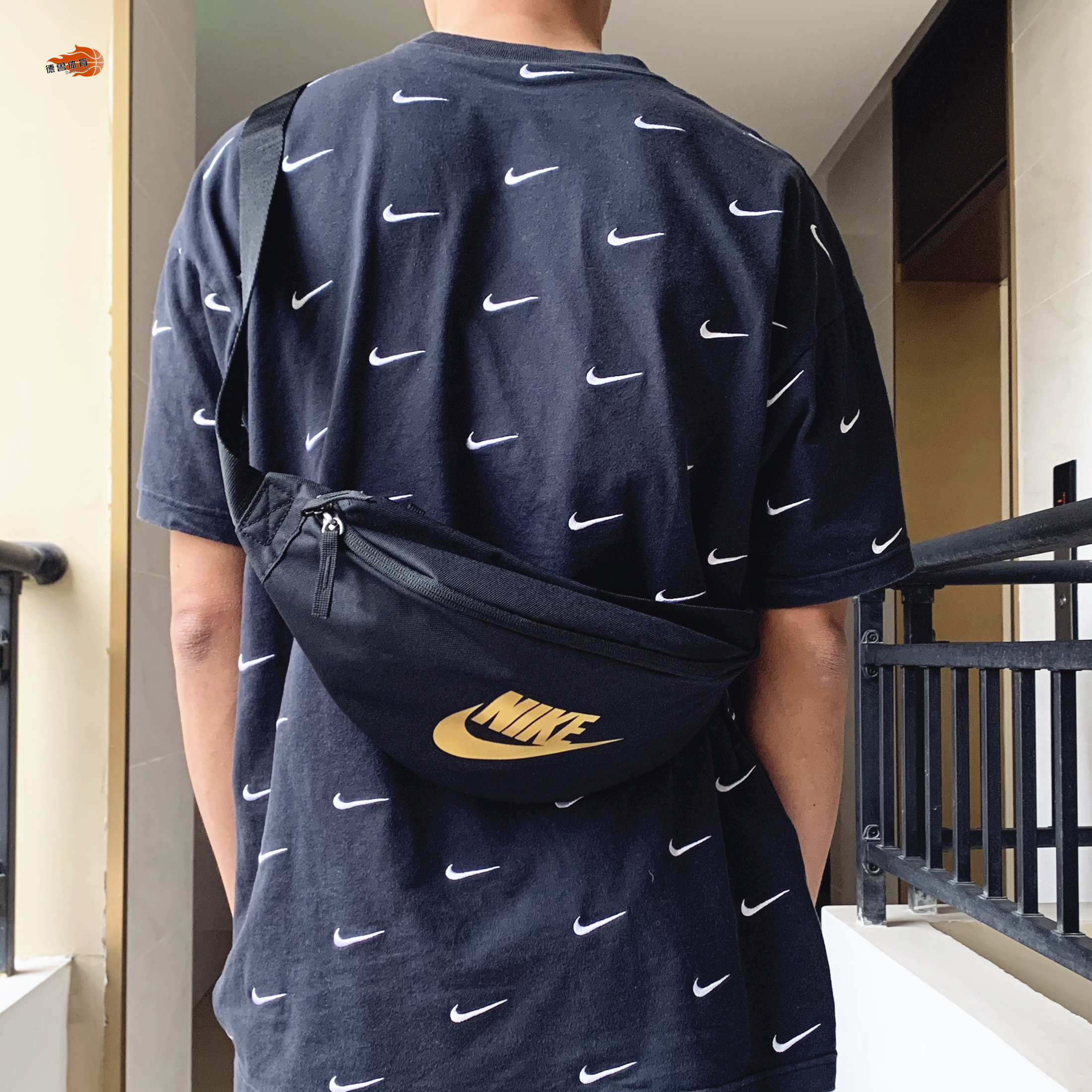 nike男女斜挎包单肩腰包黑金胸包运动同款一博单肩背包