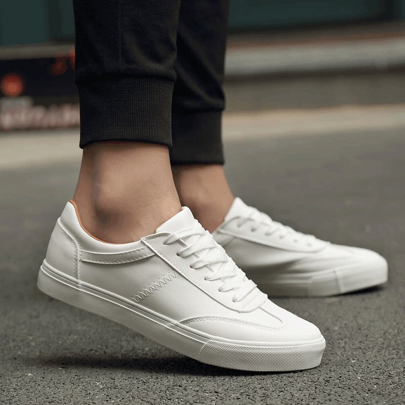 流行了几年的小白鞋依然活跃在市场上,很多的帅哥们依然对小白鞋爱不