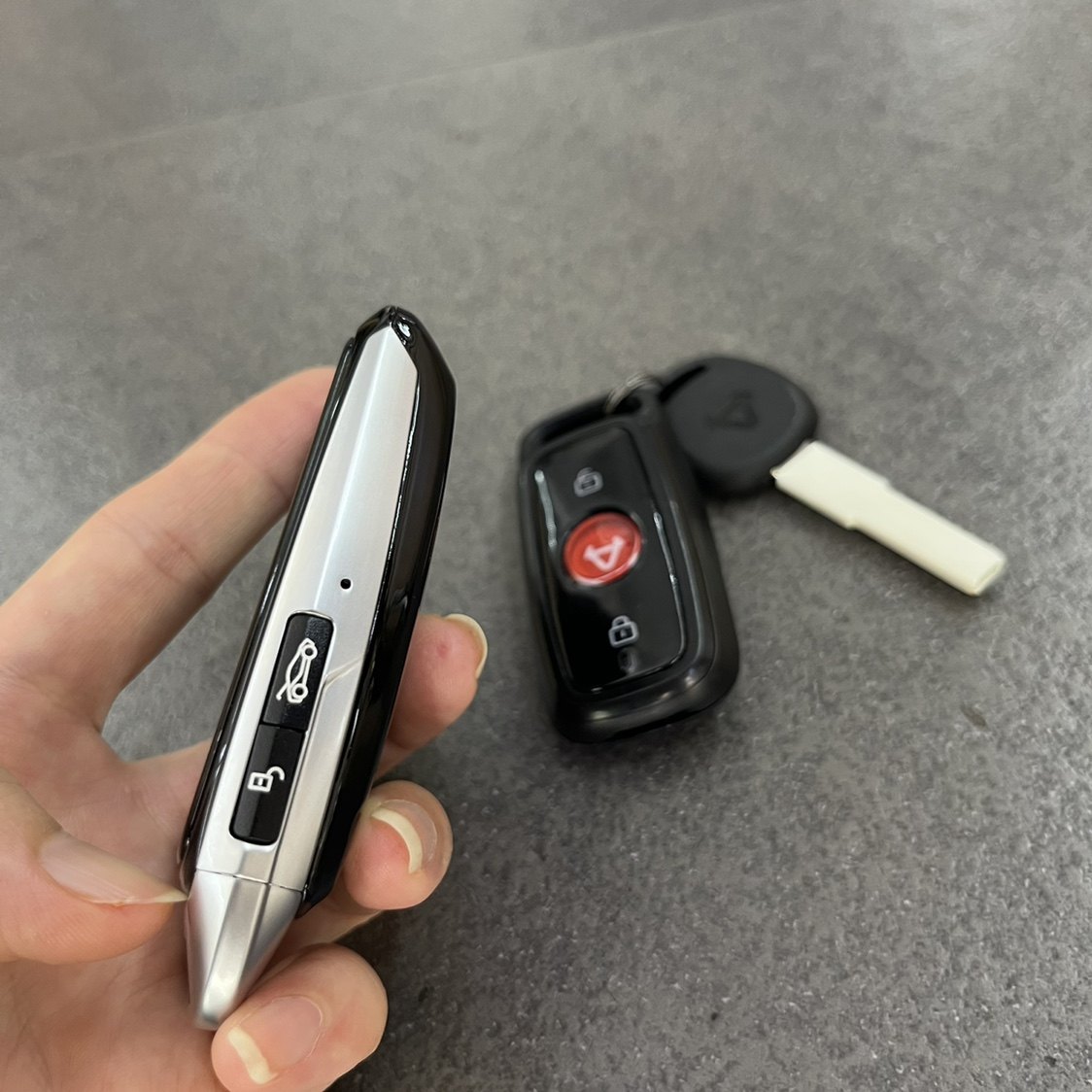 适用遥控款改液晶奥迪增配改装钥匙f0小牛汽车钥匙