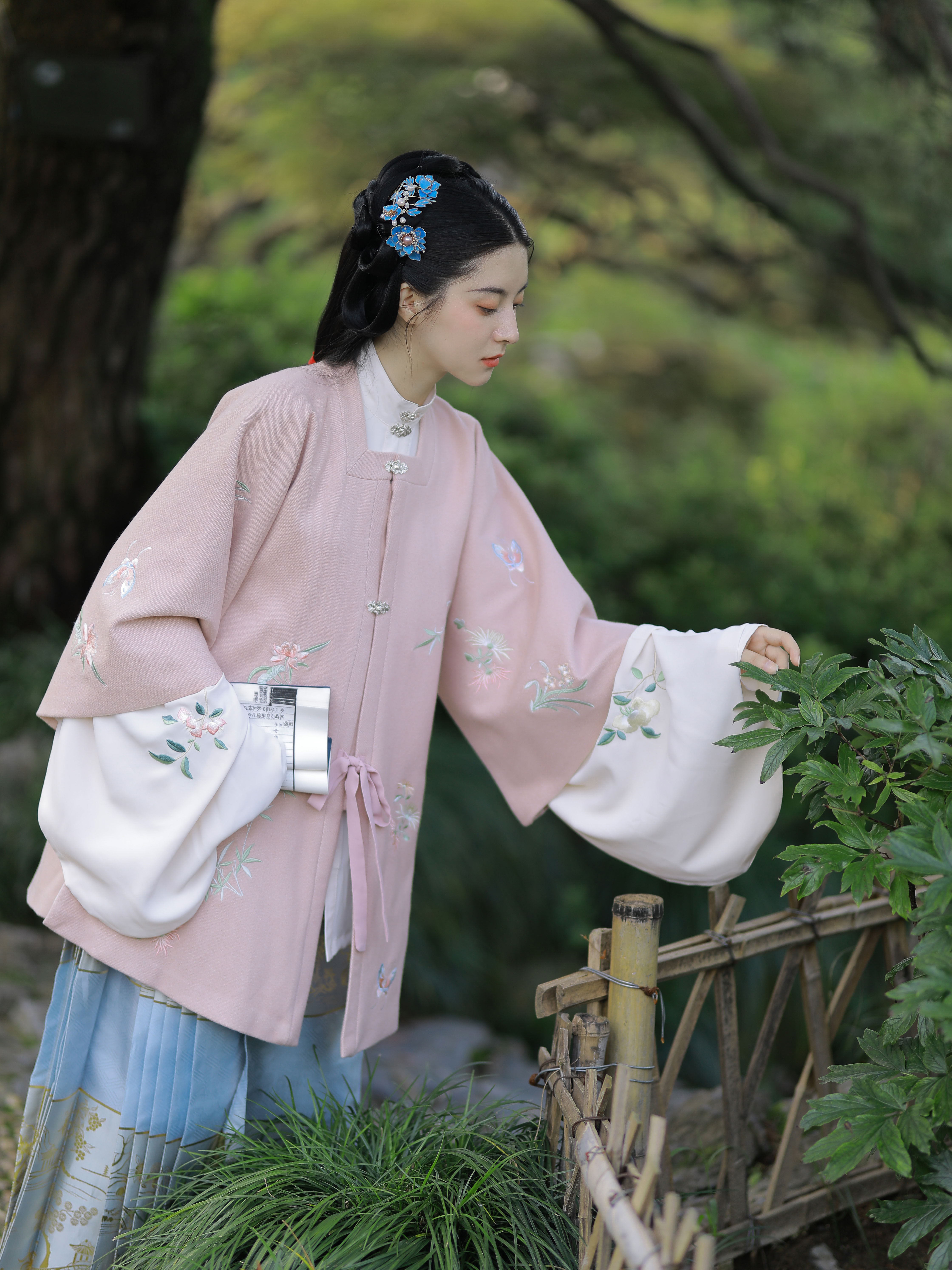 岁安倾杯原创白菜刺绣毛呢明制方半袖汉服女冬款汉服