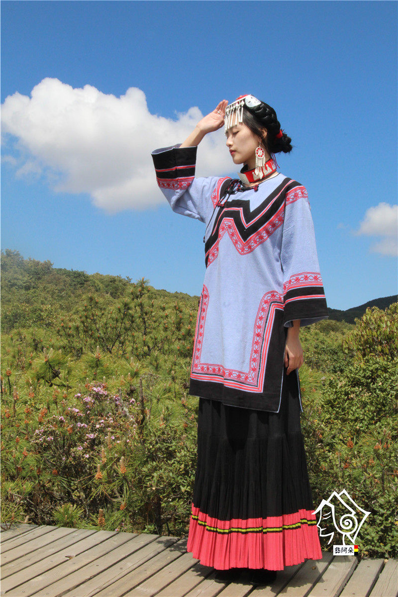 阿朵凉山彝族服装套装浅蓝色棉麻手工刺绣复古民族服装