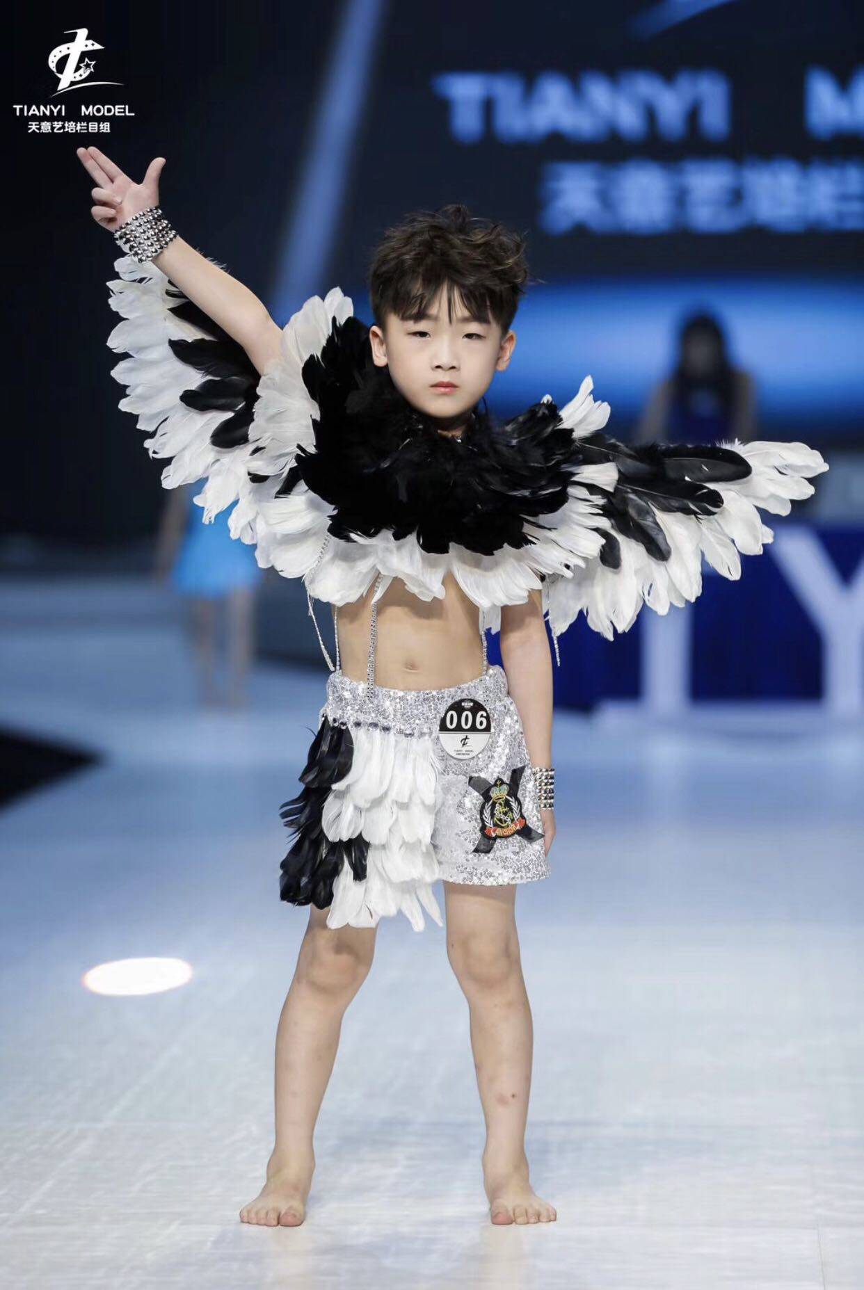 维密男童泳装走秀大气创意羽毛男孩子少儿模特泳衣裤