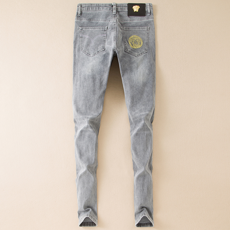 范思哲家小脚牛仔裤男士2021新款潮流百搭浅色美杜莎裤子男九分裤