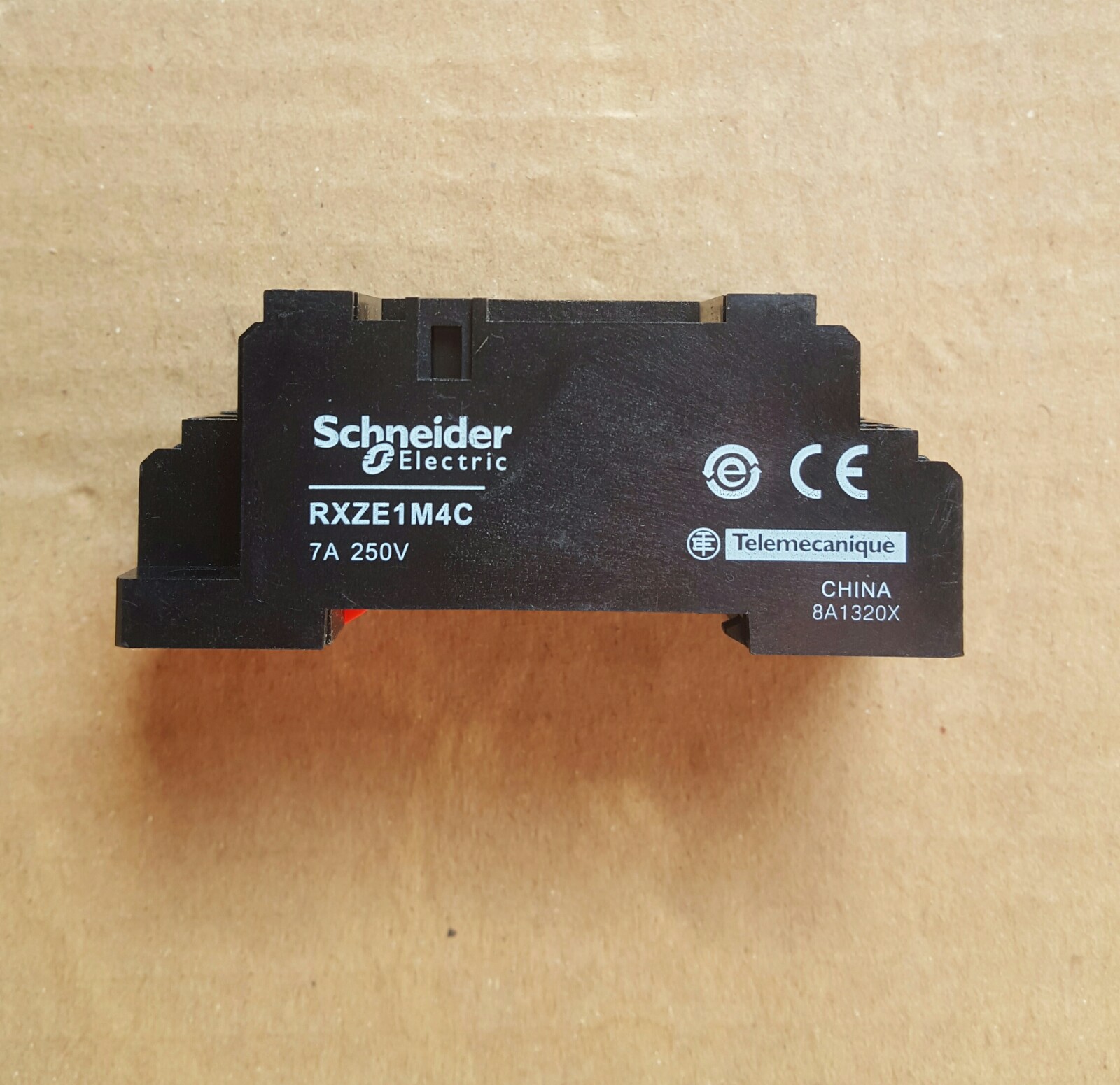 rxze1m4c施耐德小型中间继电器全新底座插座7a250v直拍继电器