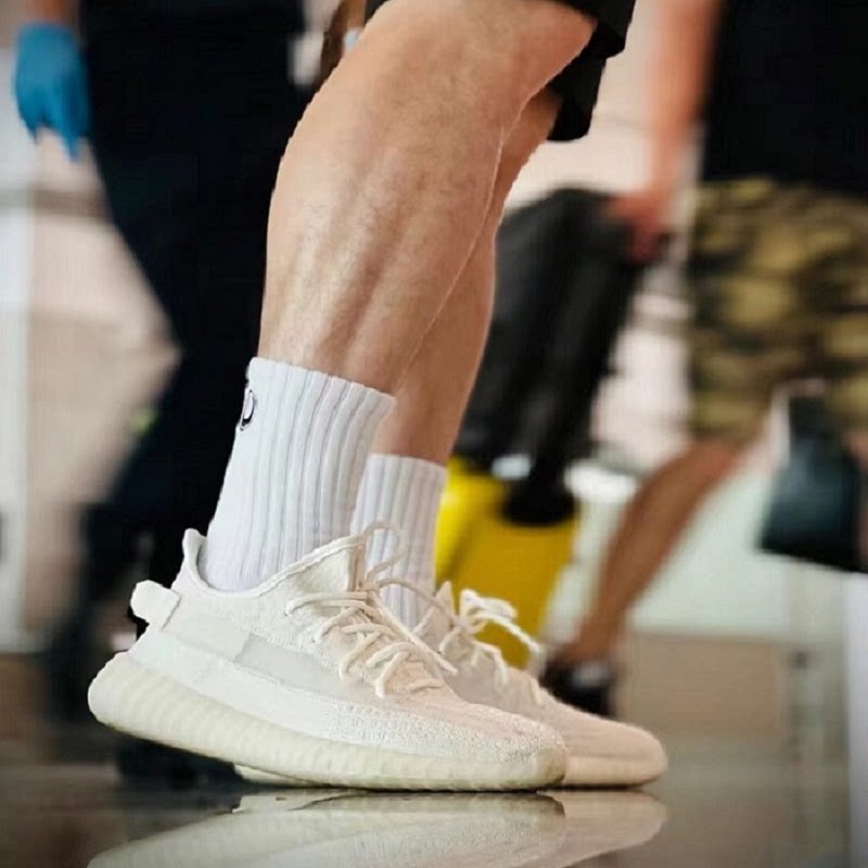 yeezy冰淇淋色差到底怎么选?纯白2.0才是隐藏款