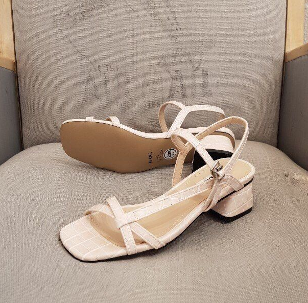 凉鞋衣玲韩国女鞋欧美时尚潮流一字花纹皮细粗跟时装凉鞋