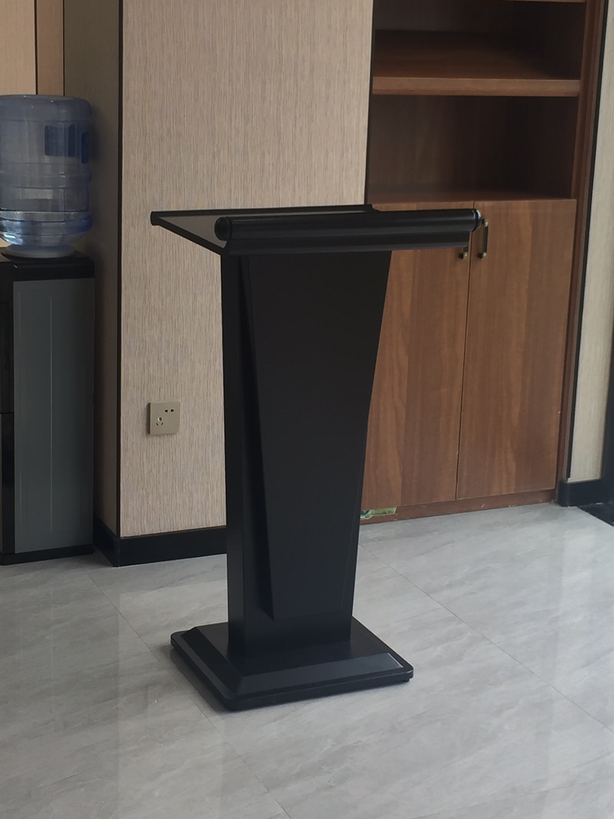 讲台接待桌演会议室发言迎宾简约现代主持司仪演讲台