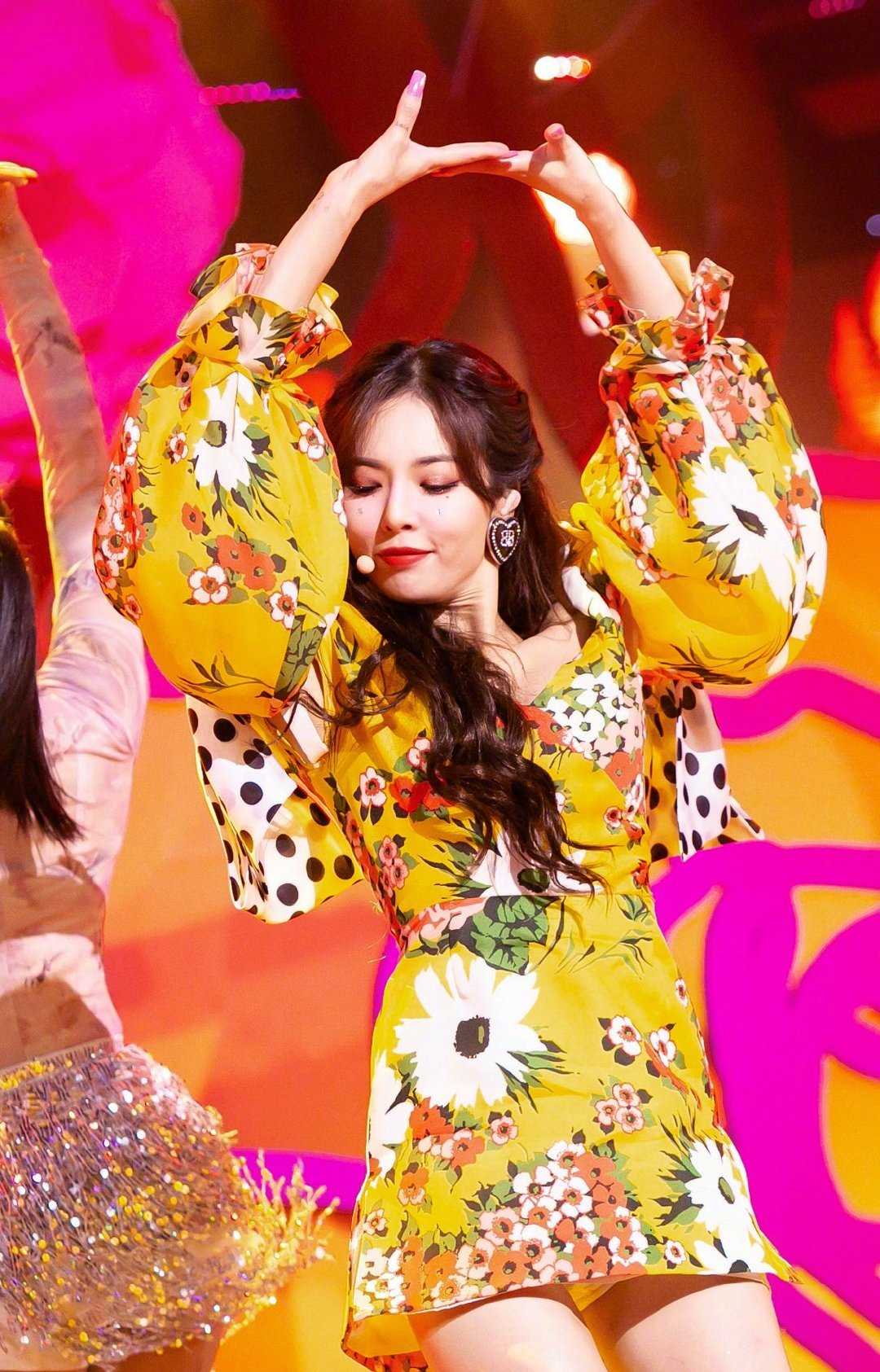 flowershower泫雅,flowershower 金泫雅flowershower同款一字领露肩性感短款印花拼接连衣裙