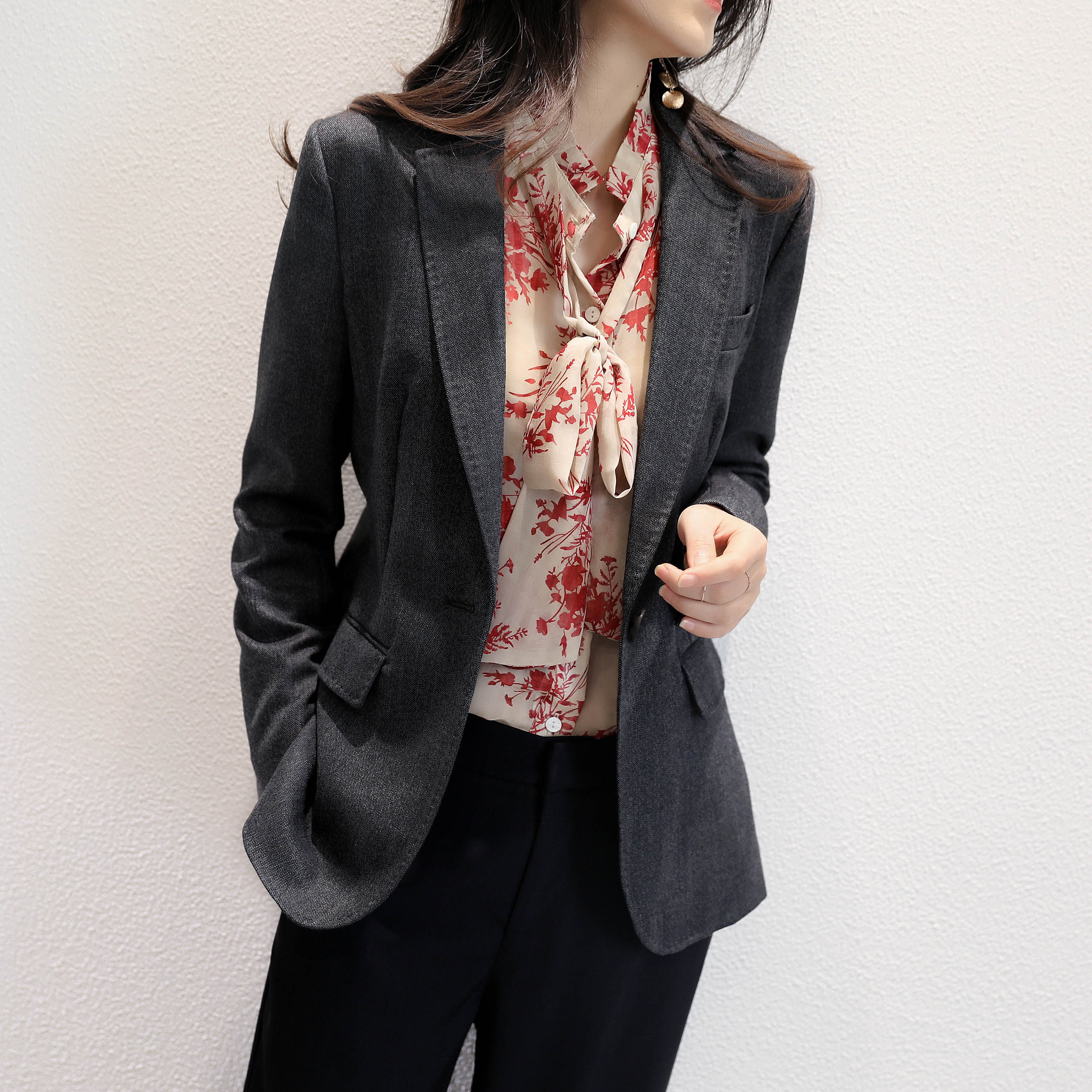 特别有腔调!深灰色一粒扣修身西装外套女