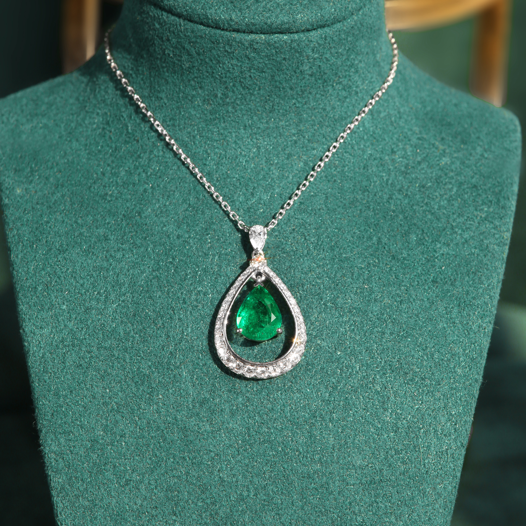 dechuang18k祖母绿项链水滴造型经典灵动时尚优雅轻奢颈饰