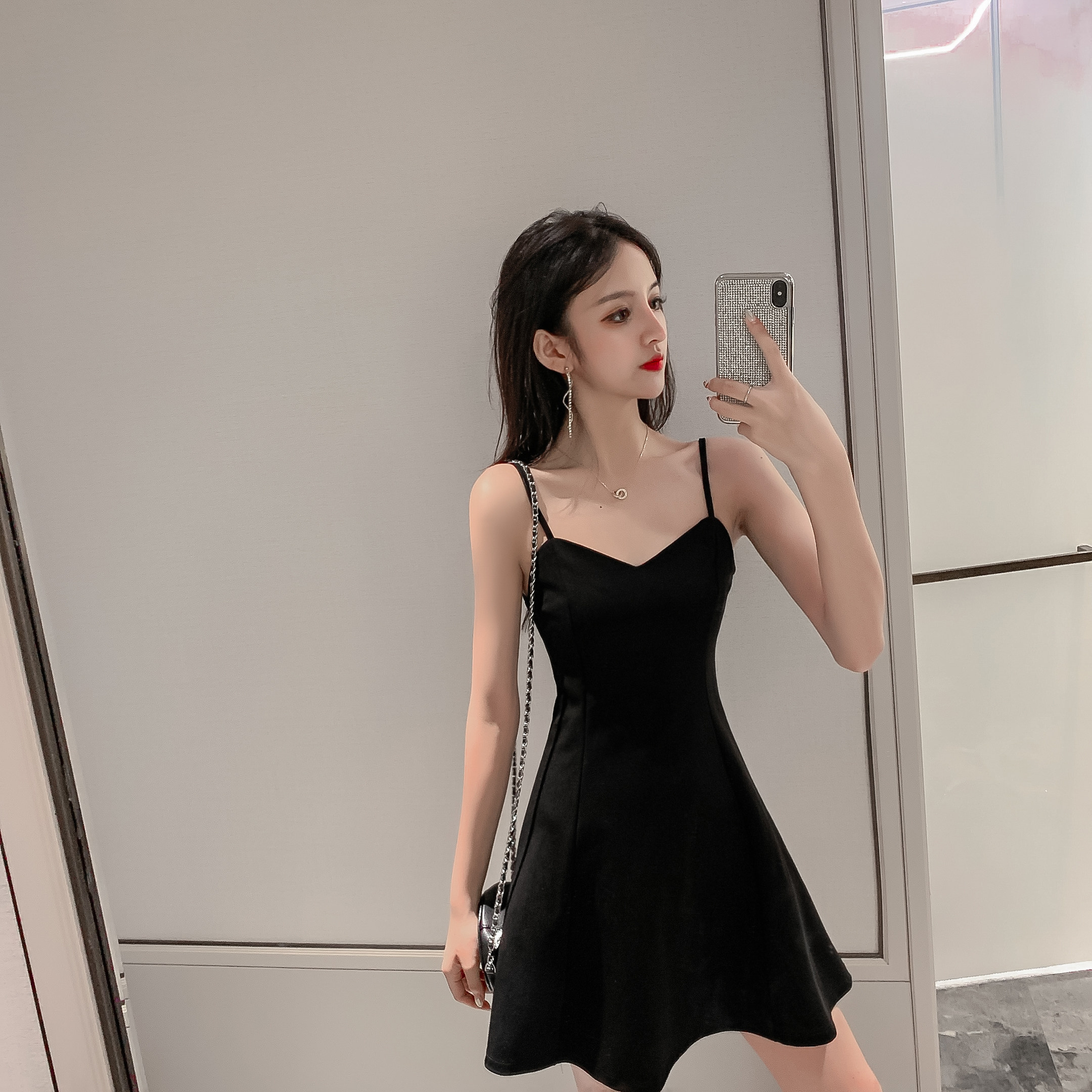 小黑裙女夏新款v领性感露肩吊带连衣裙收腰显瘦打底赫本a字沙滩裙