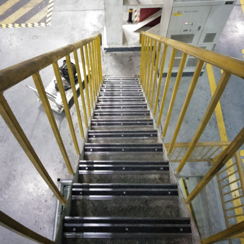 英达罗楼梯防滑垫工厂铁楼梯防滑地垫耐磨金刚砂颗粒加厚工业脚垫