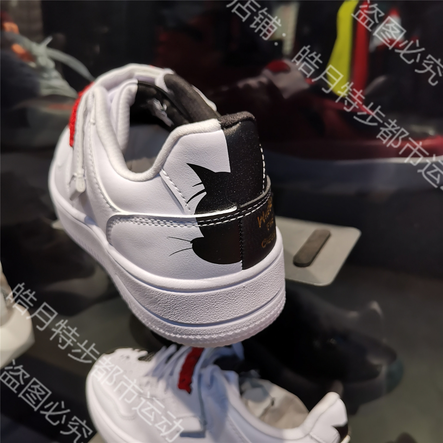 特步女板2020新款猫和老鼠联名双色运动运动休闲休闲鞋运动休闲鞋