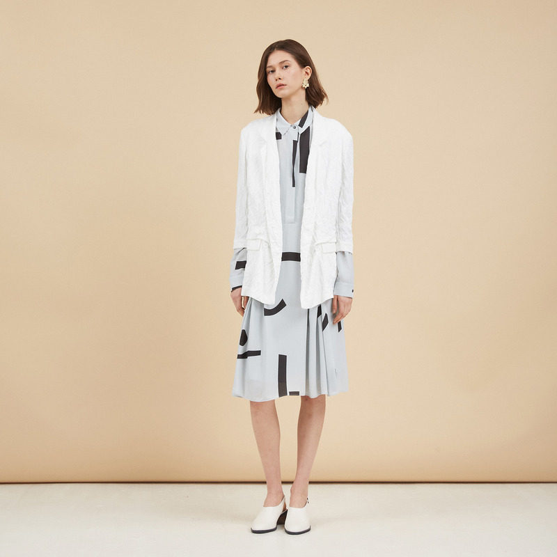 aum噢姆玛丝菲尔2018秋季新款白色七分袖简约宽松女压皱西装外套