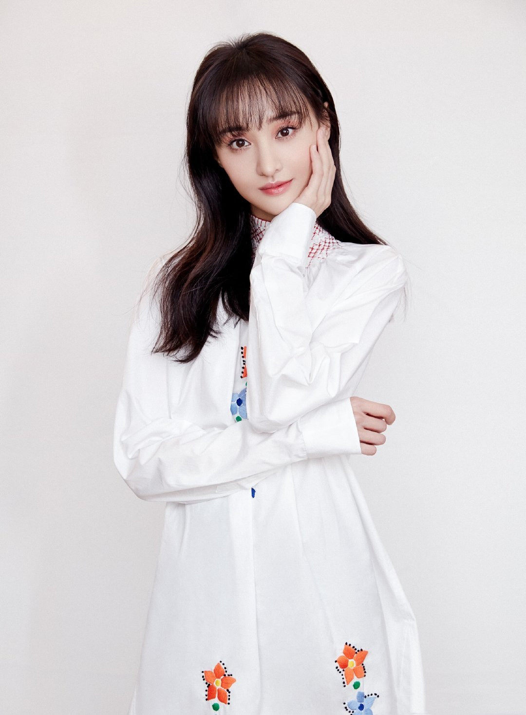 郑爽同款白色刺绣花朵连衣裙女韩版宽松显瘦开叉长袖衬衫裙娃娃裙