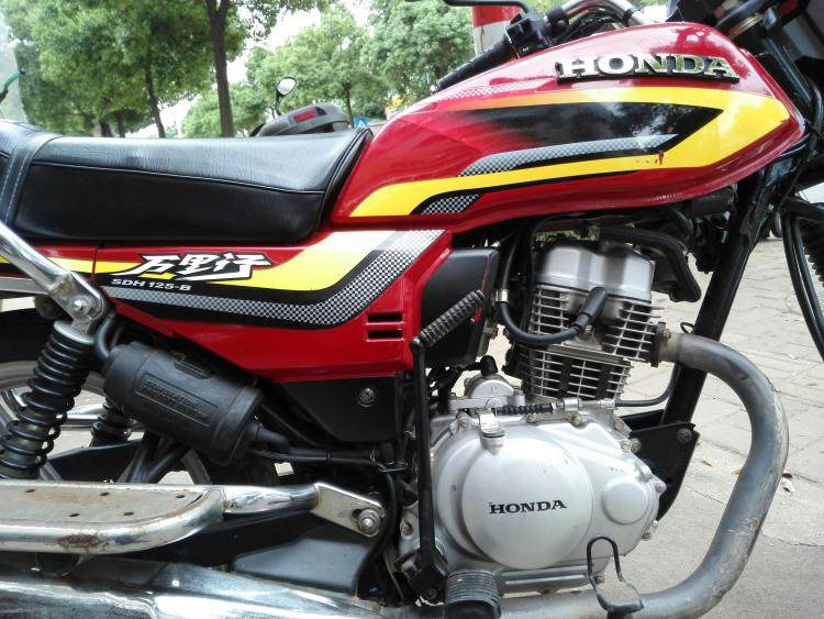 本田适用五羊wh1259新大洲sdh125b万里行专用侧翻货架摩托车脚踏板