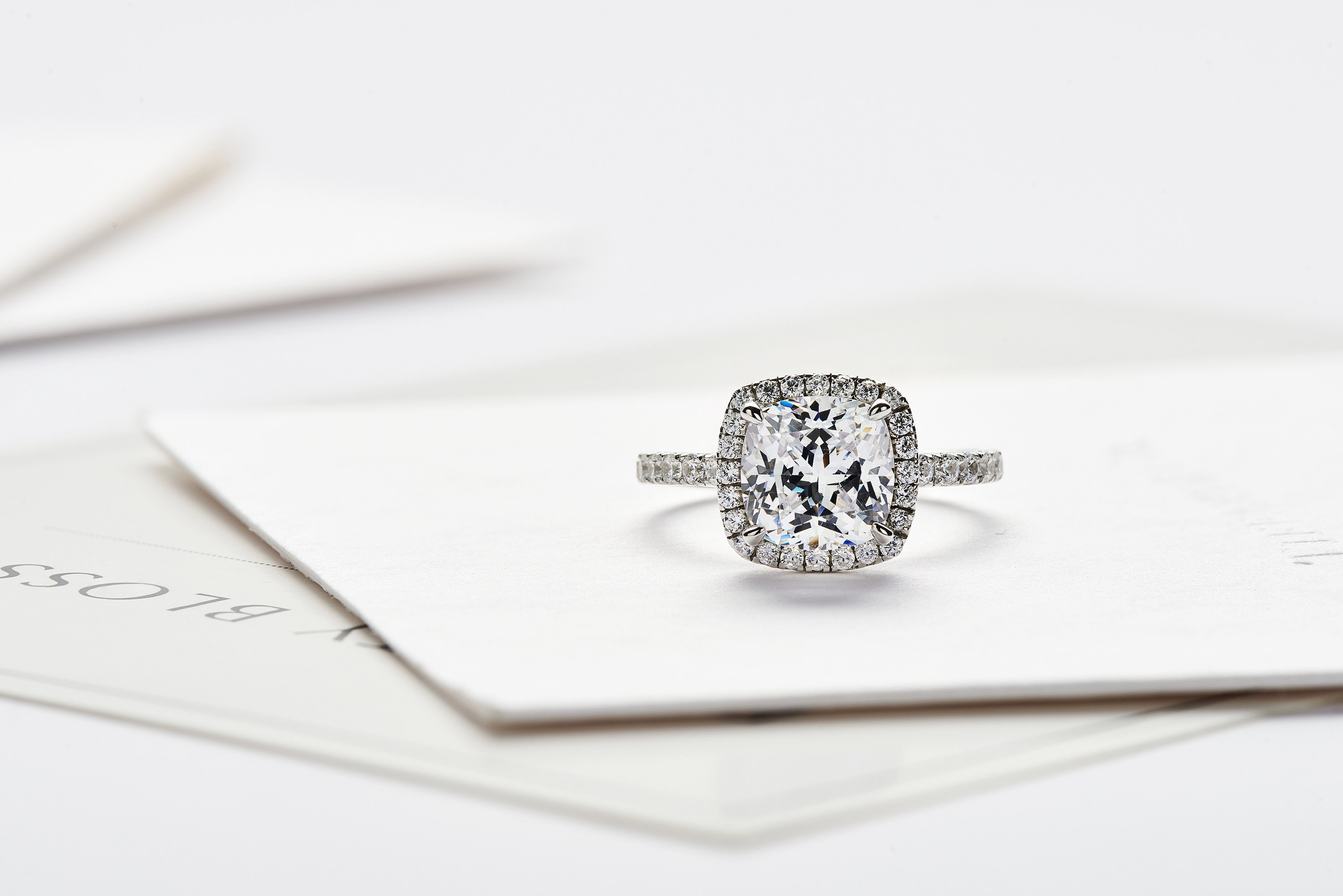 日常拉手仿真方形2.25克轻奢钻戒围镶枕形one戒指