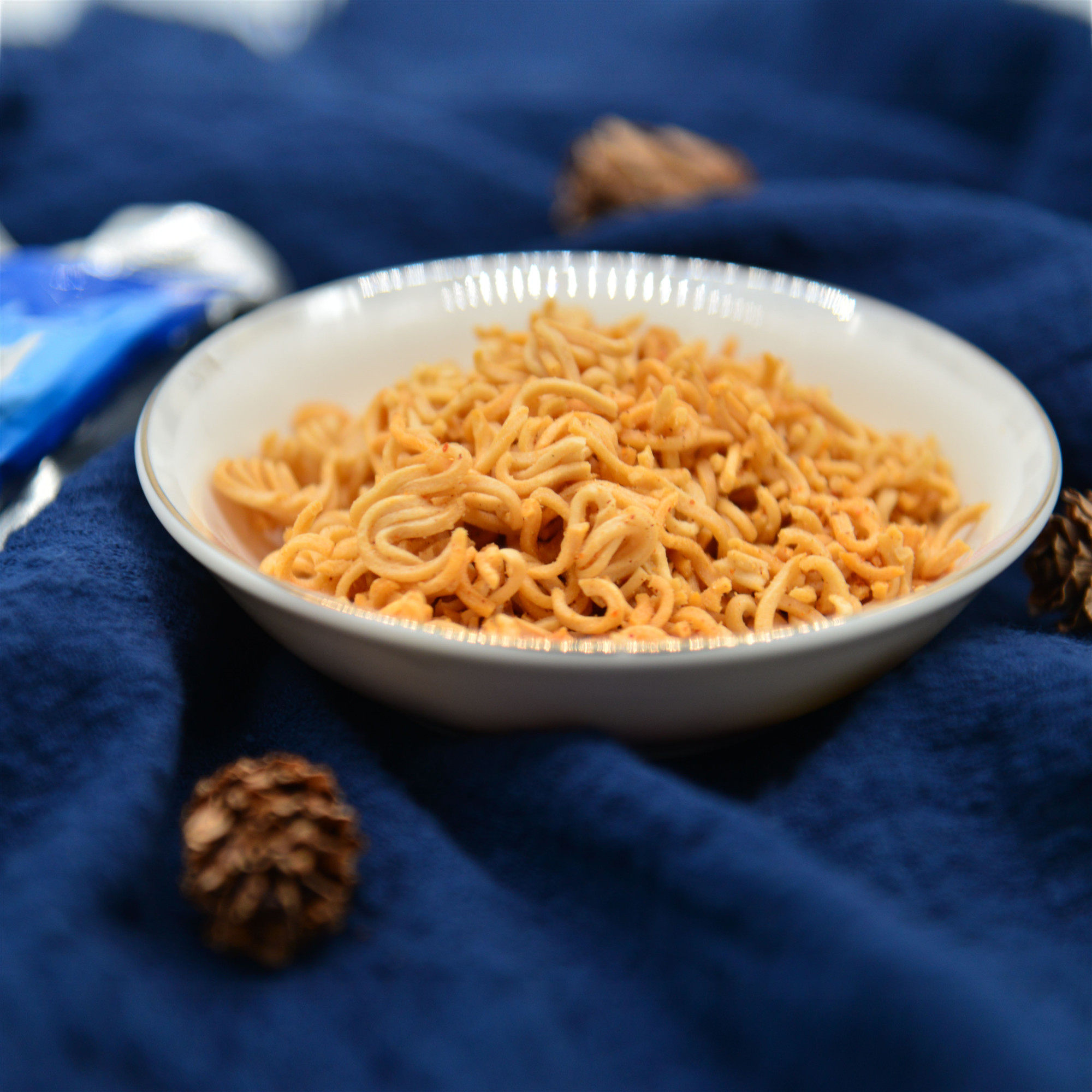 老月亮牌面果吃香酥虾麻辣鸡汁汉中城固特产冲泡方便面