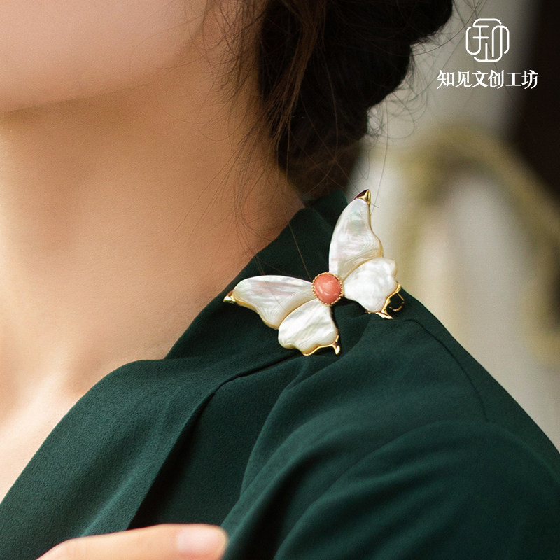 知见蝴蝶胸针高档女珍珠母贝气质奢华春夏西装防走光胸花小众设计