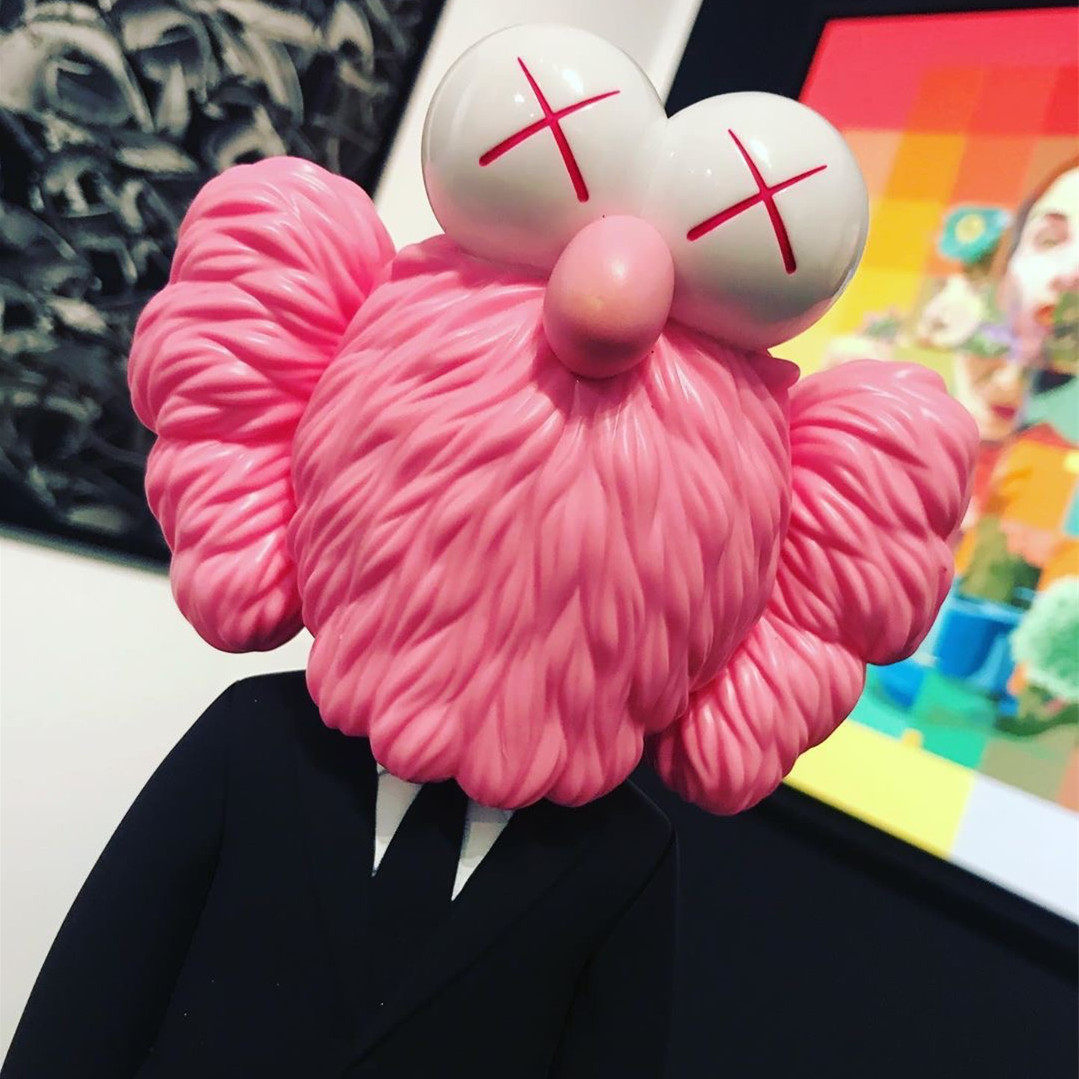 mandkawsbff芝麻街黑色西装门神粉色公仔手办潮玩盲盒