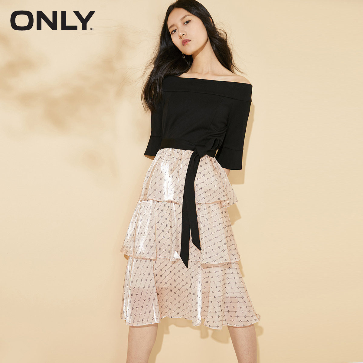 only2020夏季新款轻熟一字吊带拼接蛋糕连衣裙120207522连衣裙