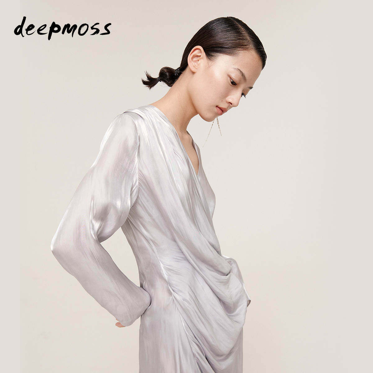 deepmoss设计师品牌连衣裙2021新款气质灰色水泽裹身过膝连衣裙