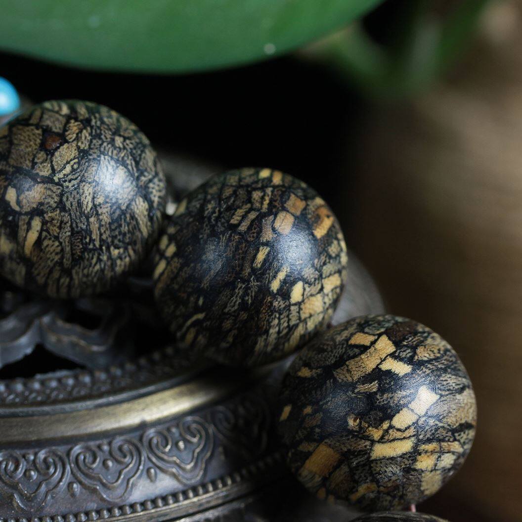 越南芽庄绿棋龙鳞纹沉水级熟结老料奇楠沉香手串