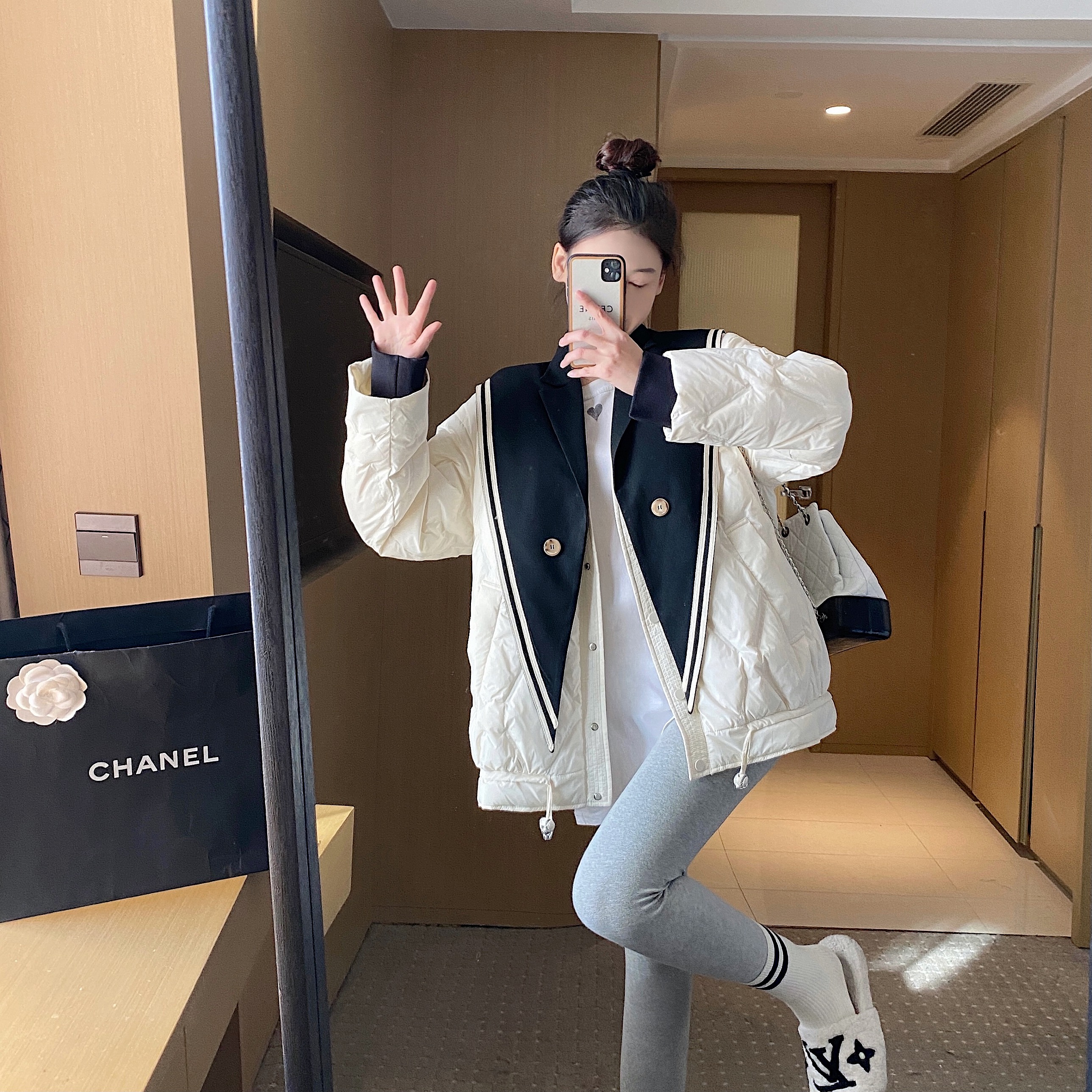 白色短款羽绒服女冬季2022年新款爆款设计感小众轻薄时尚洋气外套