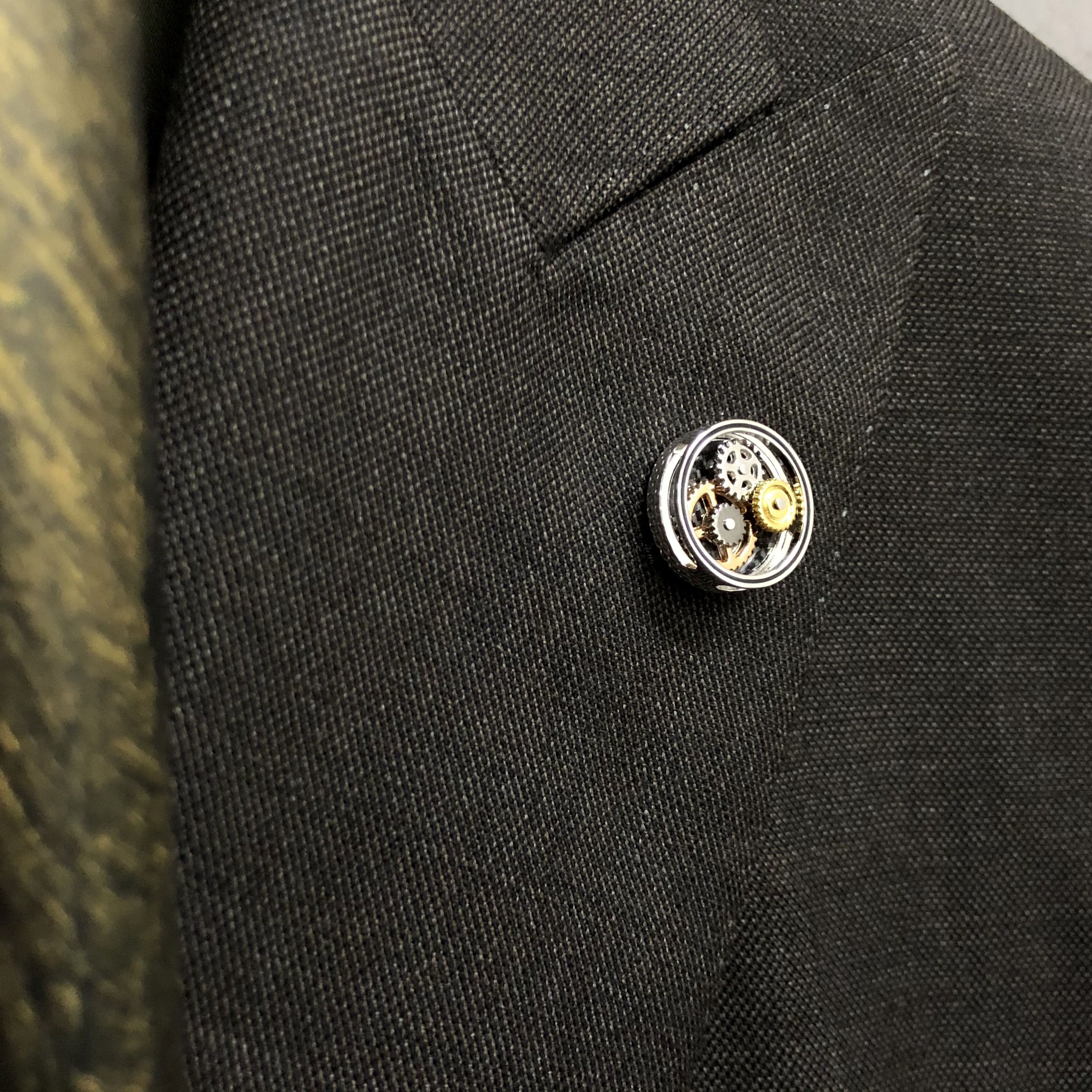 英国tateossianrt圆形碳纤维齿轮胸针西装驳头针铁马今歌胸针