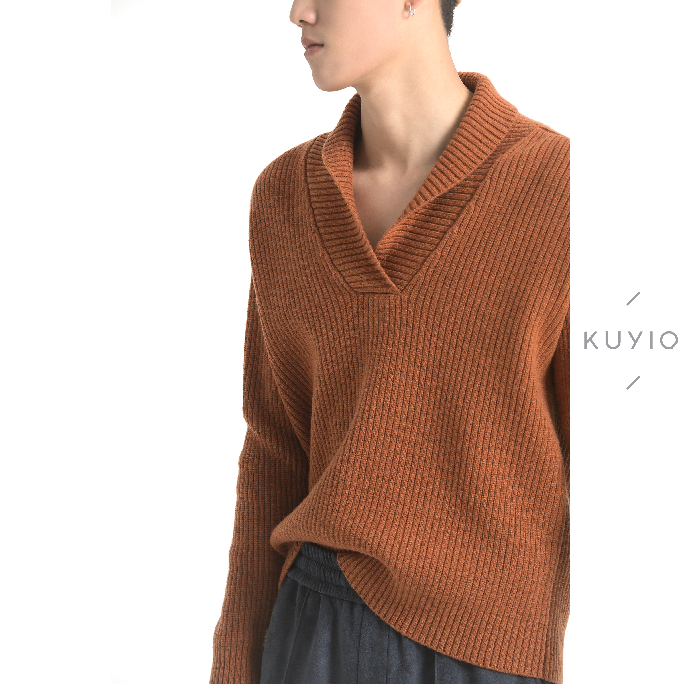 KUYIOU/美利奴纯羊毛 复古英伦小青果领柔软针织羊毛衫V领毛衣男