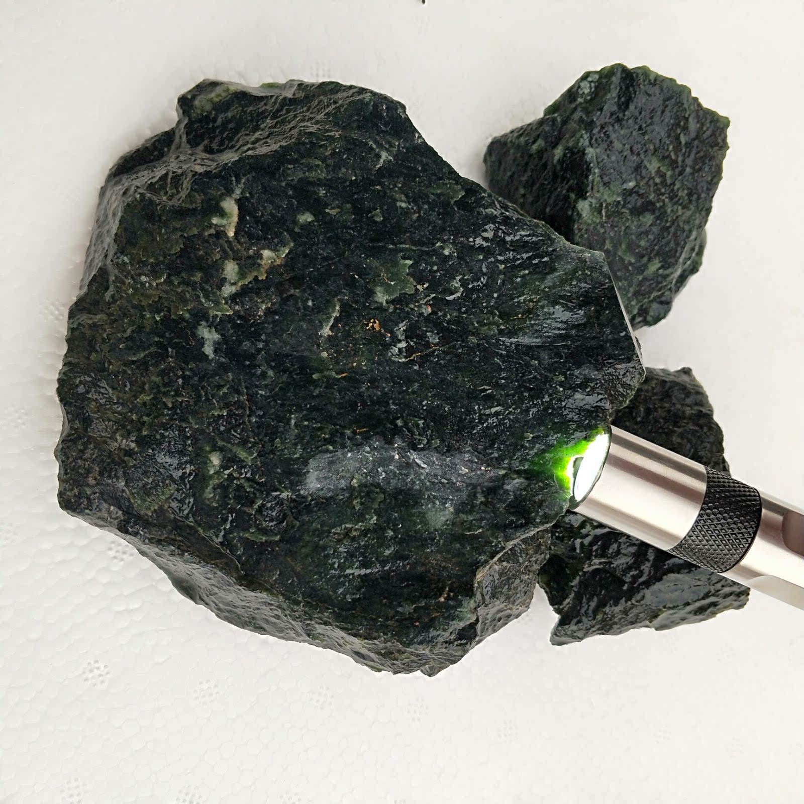 新疆活磁墨玉墨绿玉毛石蓝田毛料泰山原石摆件黑墨玉系列